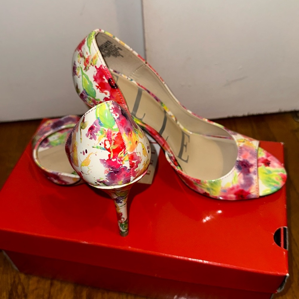 🌸Beautiful floral BRAND NEW NEVER WORN heels 🌸